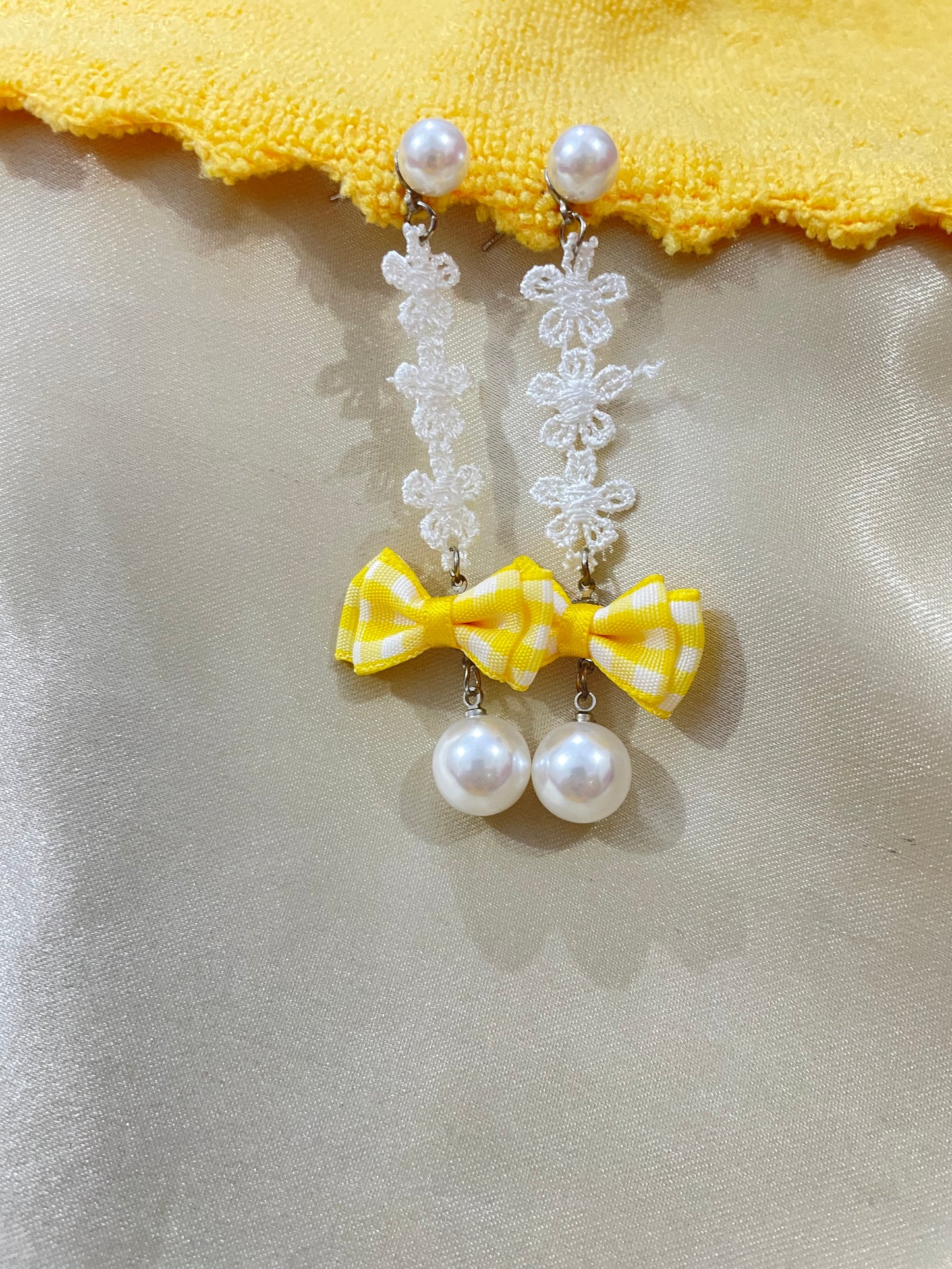 Alamod fasion filigree earring with pearl ball and white and yellow cloth stuff