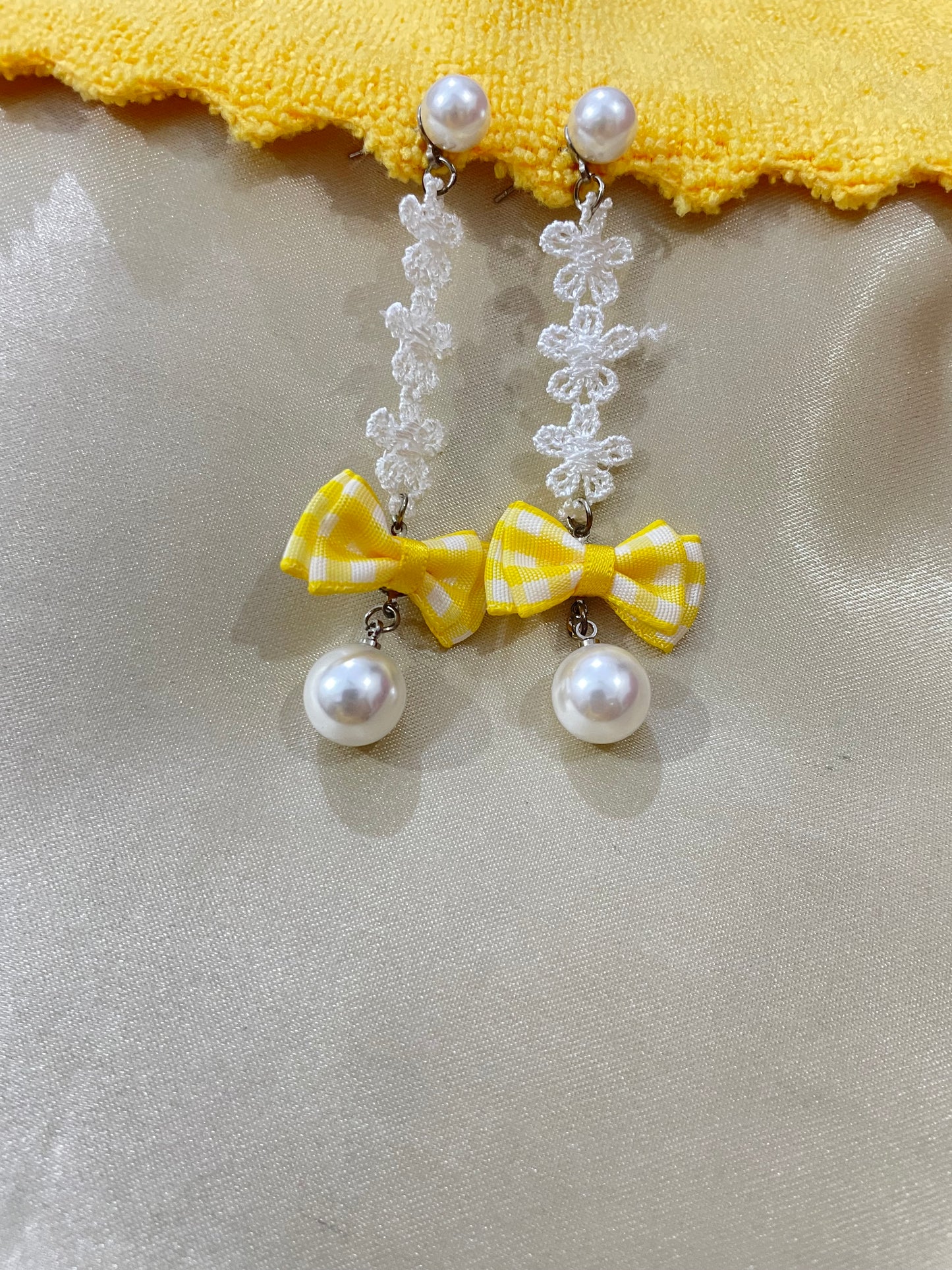 Alamod fasion filigree earring with pearl ball and white and yellow cloth stuff