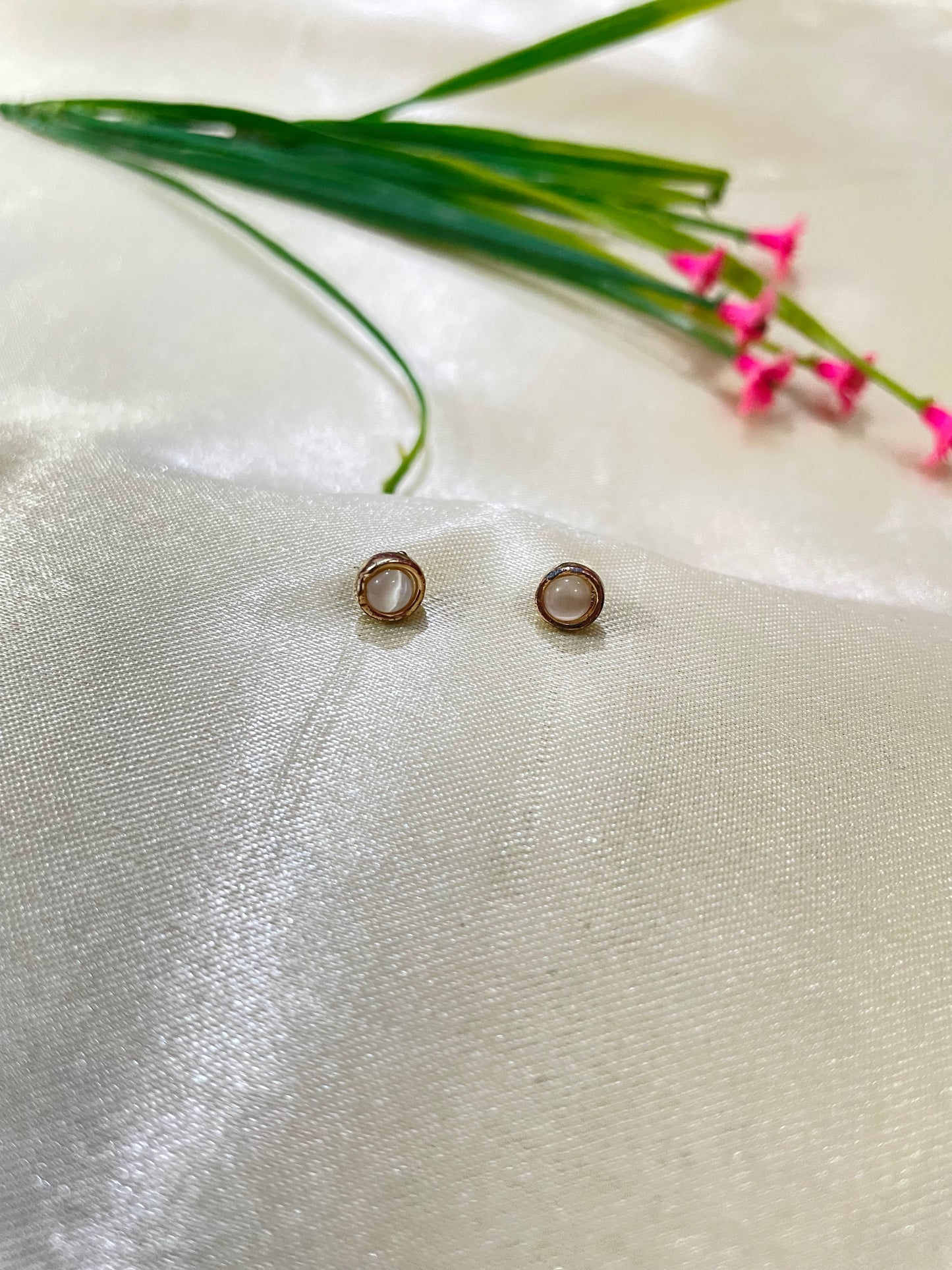 White and Golden flower ear studs